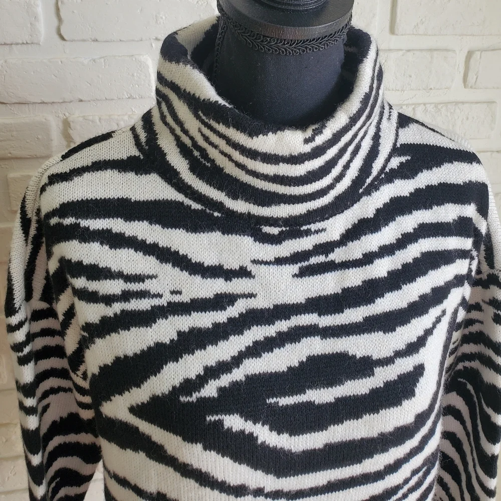 NWT Vera Moda Zebra Animal Print Turtleneck Sweater Size Medium - Picture 4 of 16